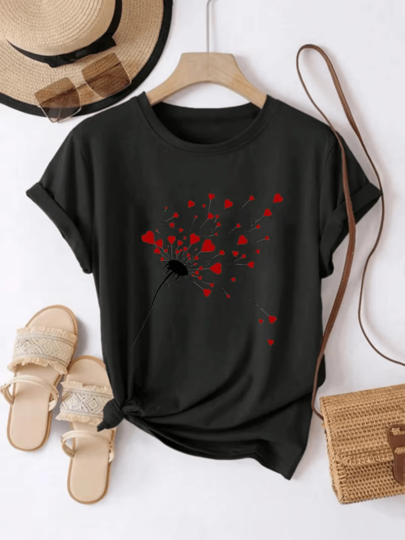 Red Hearts Blooming Like Petals In The Wind, Symbolizing The Freedom To Love And Inner Joy. A Modern And Comfortable Casual Women's T-Shirt For Everyday Wear. - 黑色 - 查看 1
