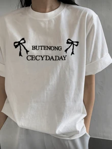 Two Delicate Black Bows Symbolize Elegance And Tenderness, Accompanying Artistic Lettering That Expresses A Modern Style Full Of Confidence And Simplicity. A Charming And Comfortable Casual Women's T-Shirt With A Loose Fit. - 白色 - 查看 6