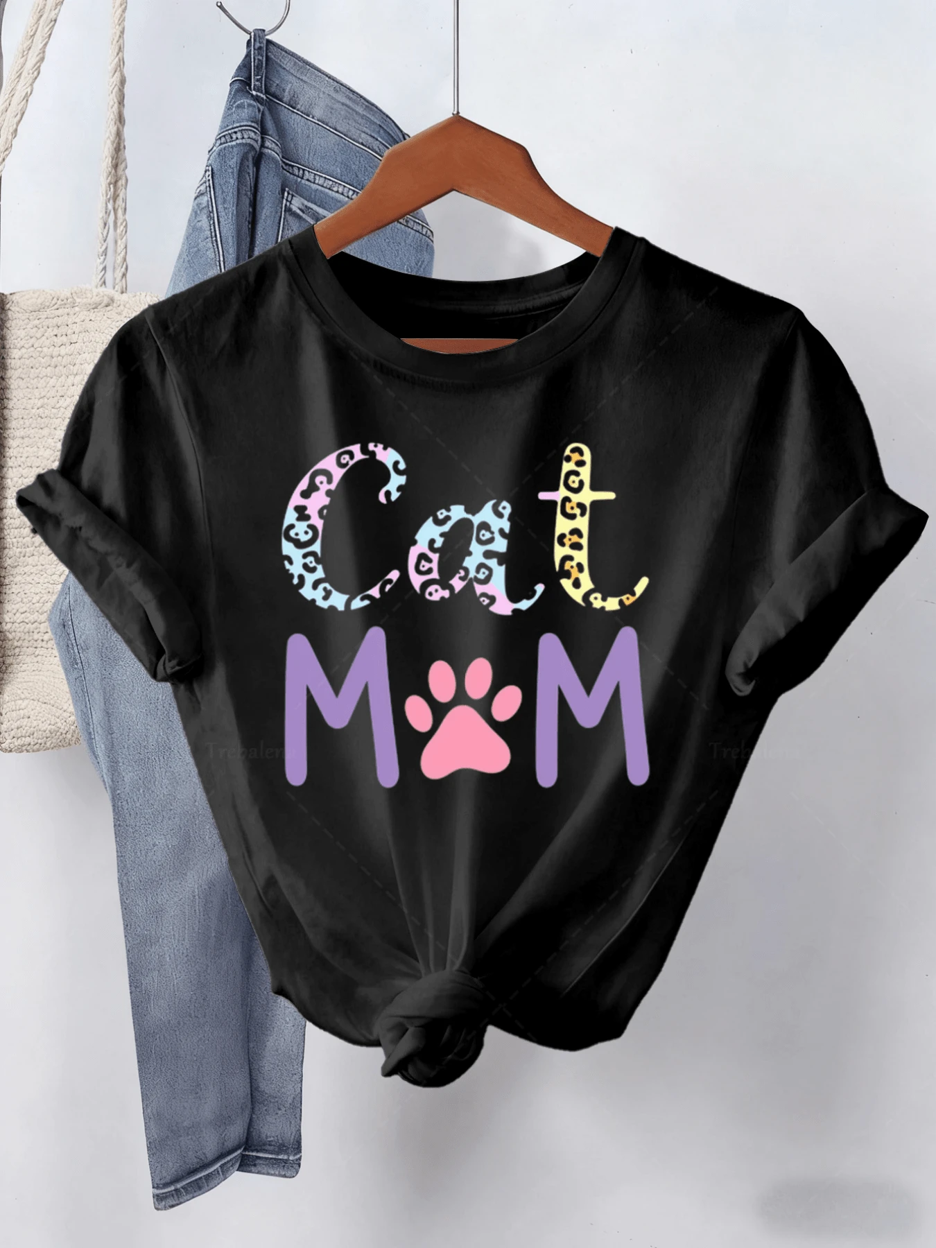 Patrón colorido que celebra el amor felino con letras alegres y una huella rosada que simboliza ternura y vínculo único entre dueña y su gato camiseta de mujer casual cómoda y moderna para uso diario - Negro - Ver 1