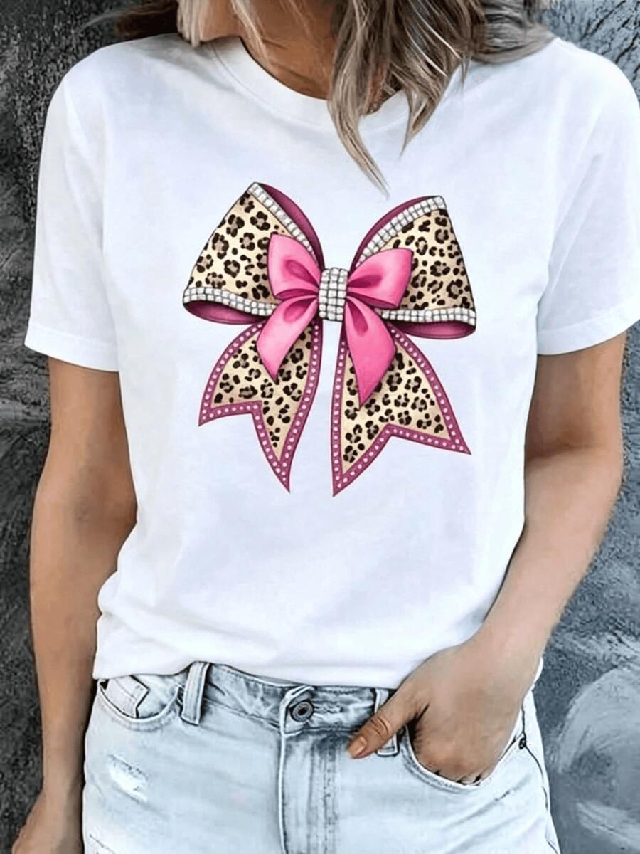 A Large Bow With A Leopard Print And Pink Trim Symbolizes Confidence And Powerful Femininity With An Elegant And Cheerful Touch To Express Unique Style. This Comfortable, Modern Casual Women's T-Shirt Is Perfect For Expressing Your Style. - 白色 - 查看 1