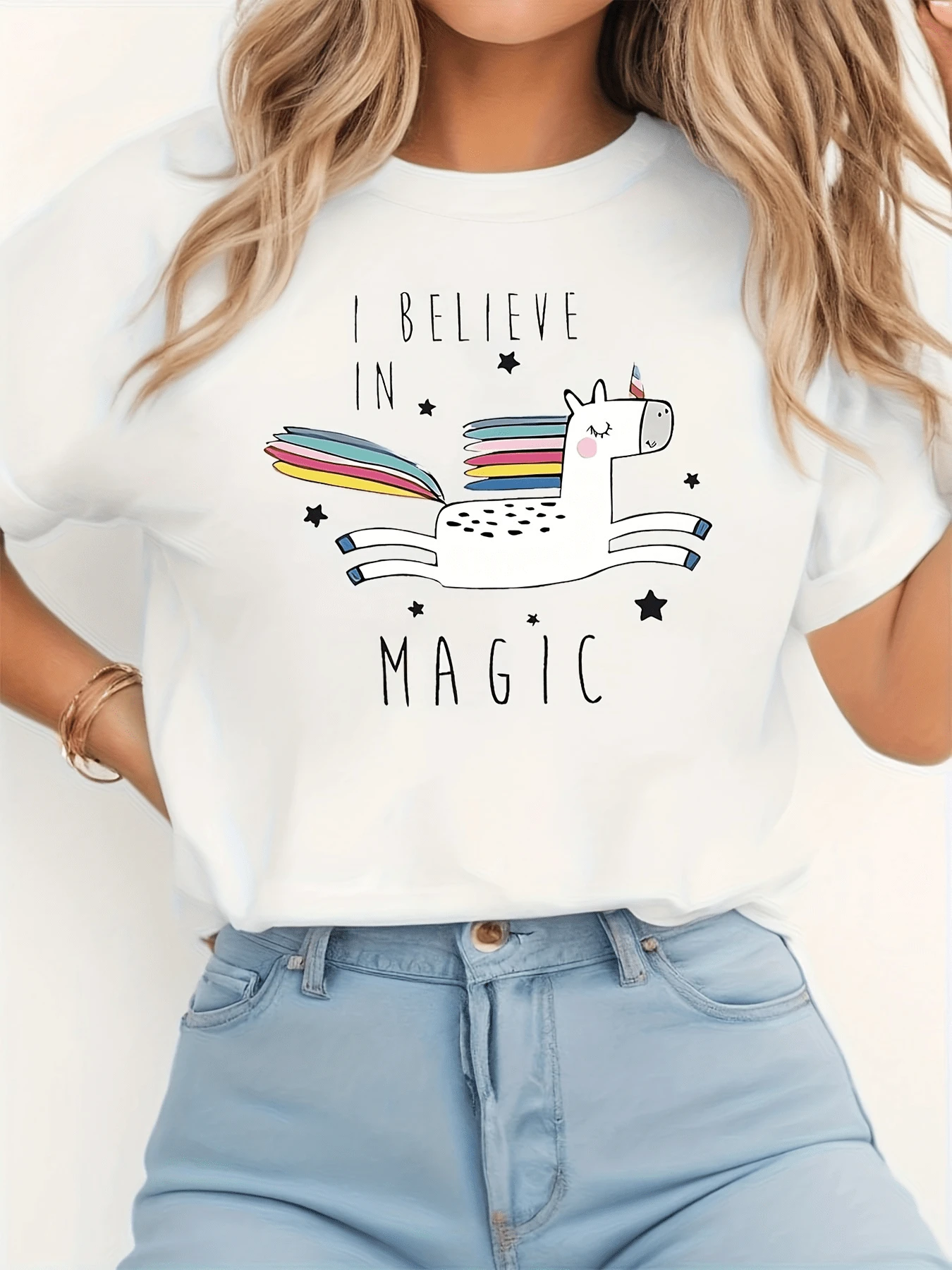 Unicorn With Rainbow Wings Symbolizing Free Imagination, Hope, And Positive Energy That Invites Belief In Magic. Women's Casual, Modern, Comfortable T-Shirt For Everyday Wear. - 白色 - 查看 1