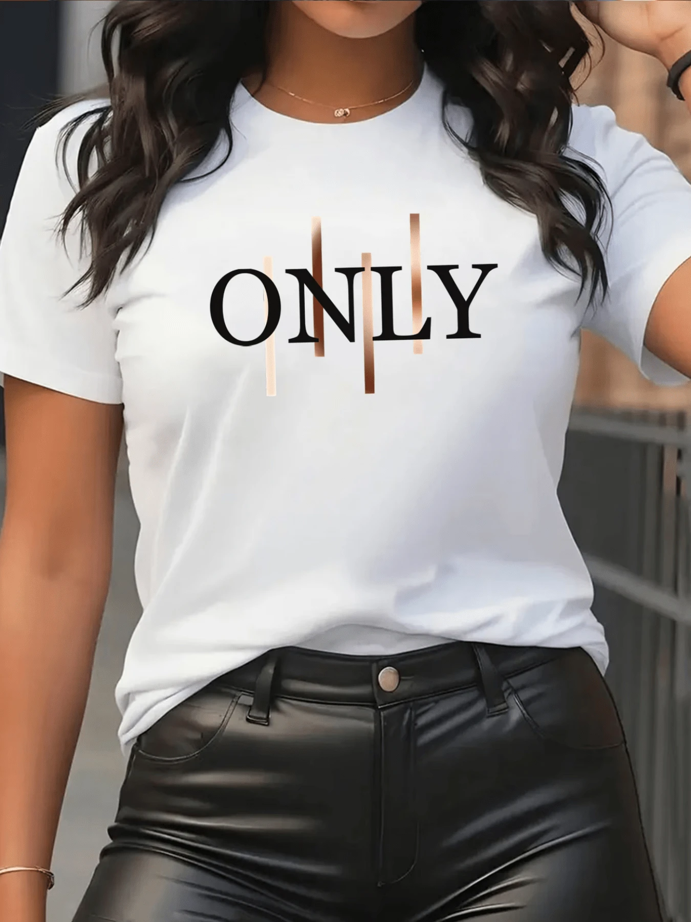 The Word ONLY With Vertical Gold Lines Symbolizes Strength, Confidence, And Modern Elegance In Every Movement. This Comfortable, Casual Women's T-Shirt Is Ideal For Everyday Wear Or Meetings. - 白色 - 查看 1
