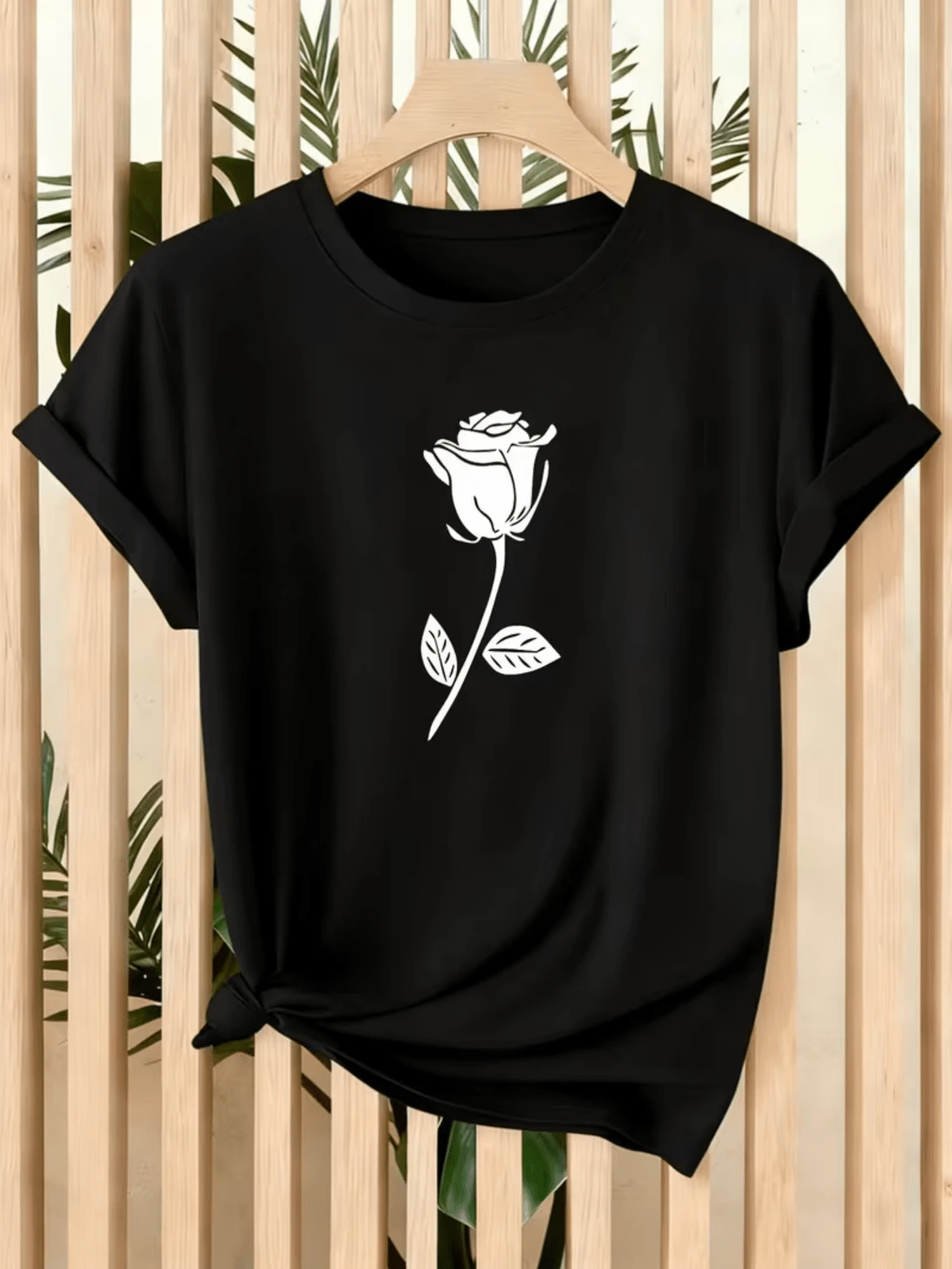 A White Rose With Leaves Symbolizes Purity And Sincere Love, Representing Inner Beauty And Peace Of Mind. Perfect For Conveying Serenity And Elegance On Any Occasion. A Modern, Comfortable, Casual Women's T-Shirt For Everyday Wear. - 黑色 - 查看 1