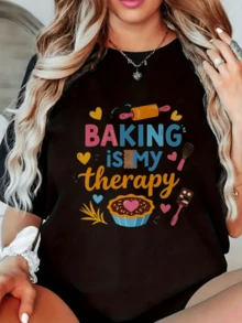 Tarta con corazón símbolos de alegría utensilios de repostería y frases coloridas que expresan amor por hornear y energía positiva camiseta de mujer casual cómoda para uso diario - Negro - Ver 6