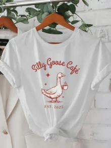 A Playful Goose Holding A Cup Of Coffee Symbolizes The Relaxed Mood Of A Peaceful Morning, Inviting You To Enjoy Warm Moments. A Comfortable, Casual Women's T-Shirt For Everyday Wear. - 白色 - 查看 6
