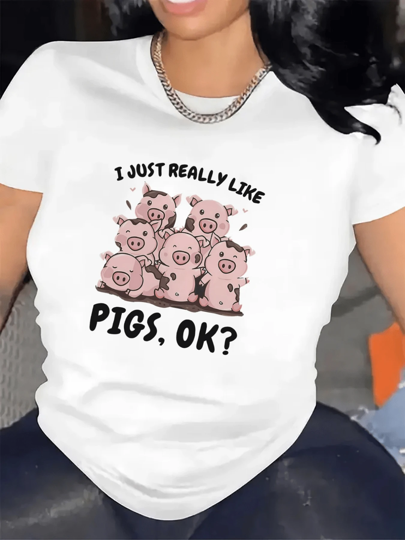 A Group Of Cute Pink Piglets Hugging Each Other Conveys Affection, Friendship, And Joy, With Hearts Expressing Love And A Fun Touch. A Fun And Modern Casual Women's T-Shirt. - 白色 - 查看 1