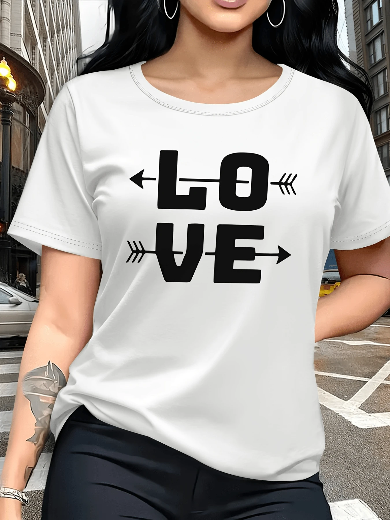 Flechas cruzando la palabra LOVE simbolizan que el amor avanza con fuerza y dirección mostrando energía positiva y conexión profunda camiseta de mujer casual moderna para uso diario - Blanco - Ver 1