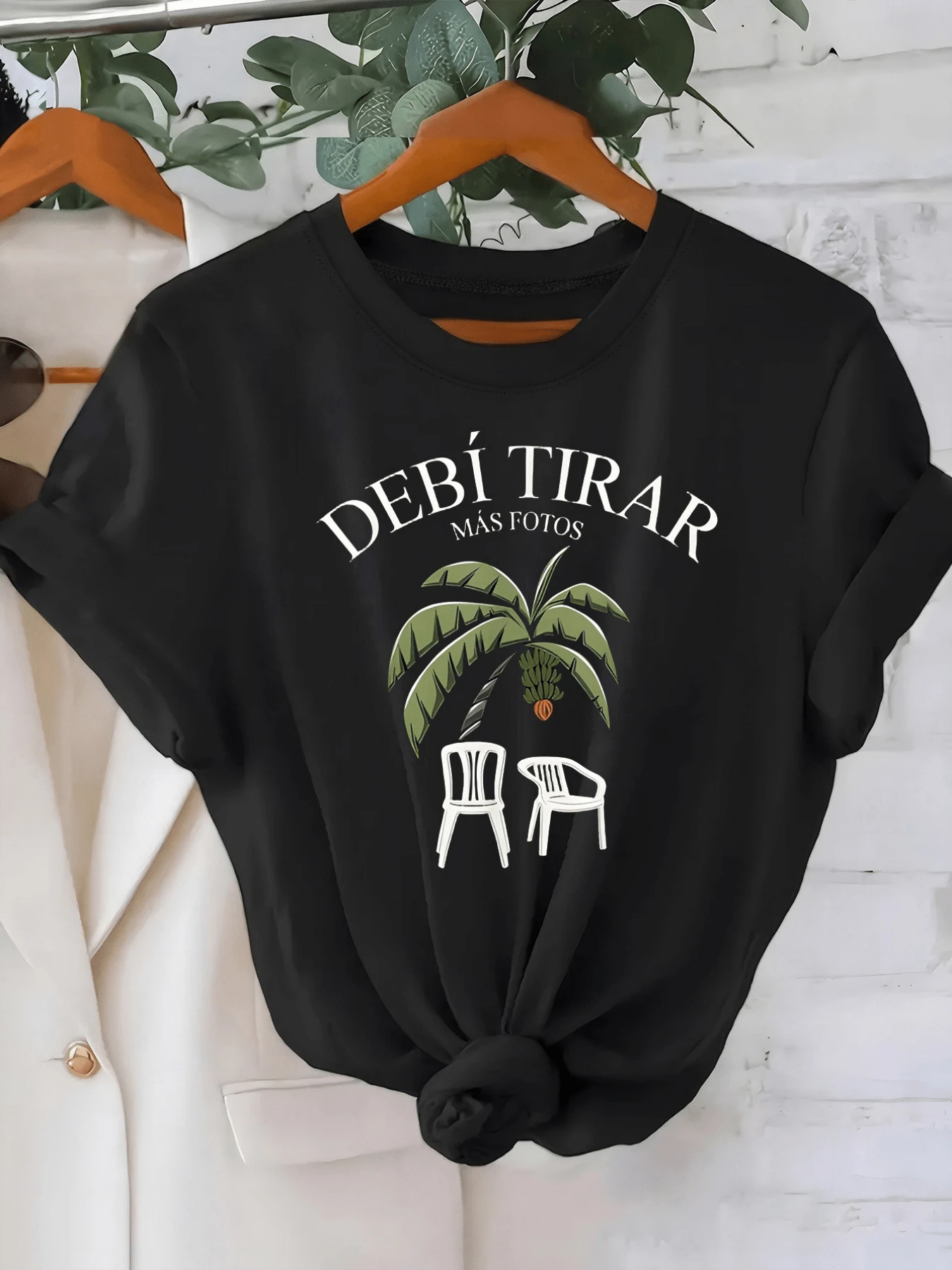 Two Chairs Under A Palm Tree Symbolize Rest, Connection With Nature, And Peaceful Moments In The Sun-Perfect For Reflecting Good Summer Vibes. A Casual And Comfortable Women's T-Shirt For Everyday Walks. - 黑色 - 查看 1