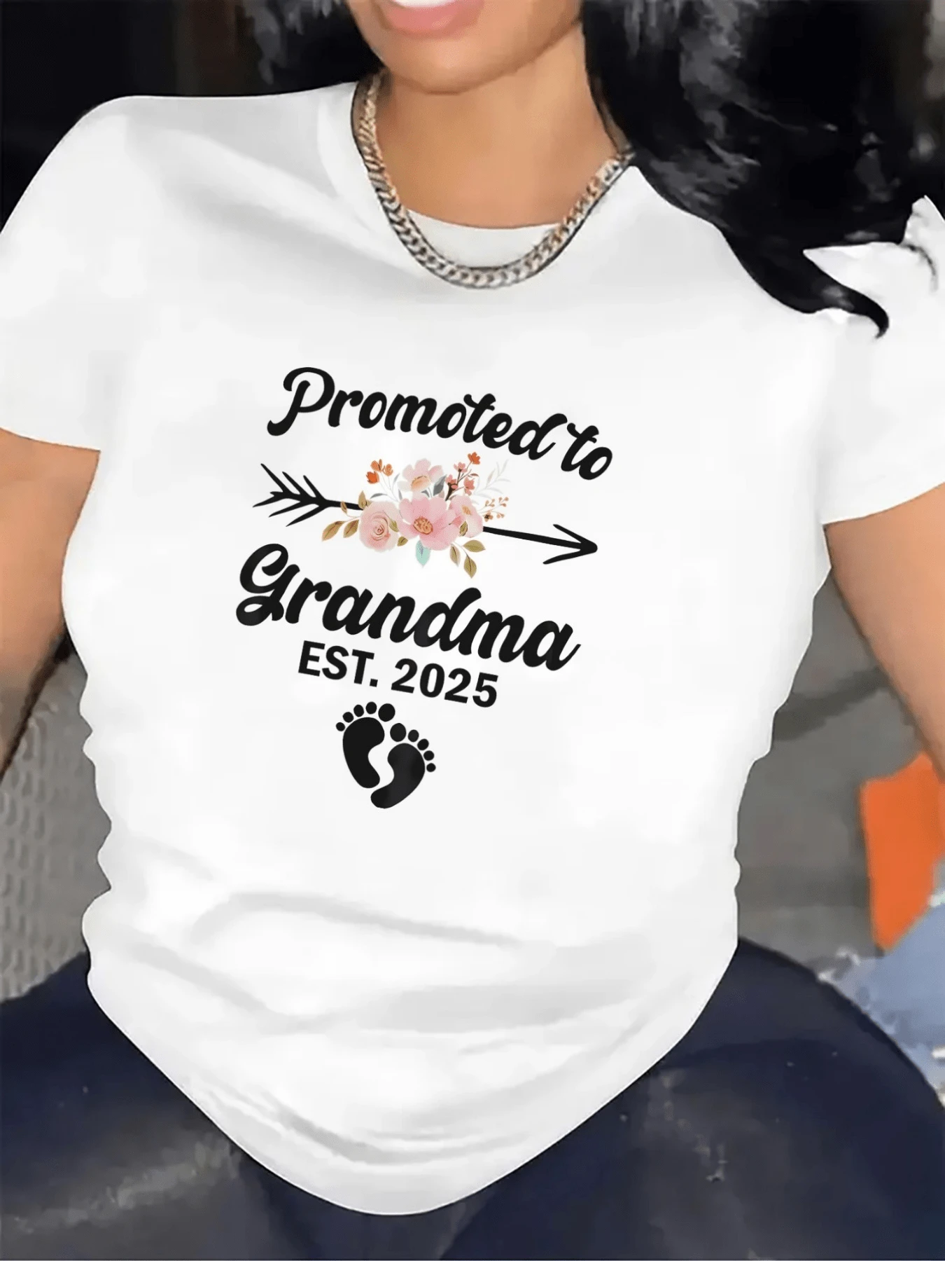 Promoted To Grandma Phrase With Colorful Flowers, Decorative Arrow And Baby Footprints Symbolizing Family Love And The Arrival Of A New Generation. Comfortable Casual Women's T-Shirt - 白色 - 查看 1