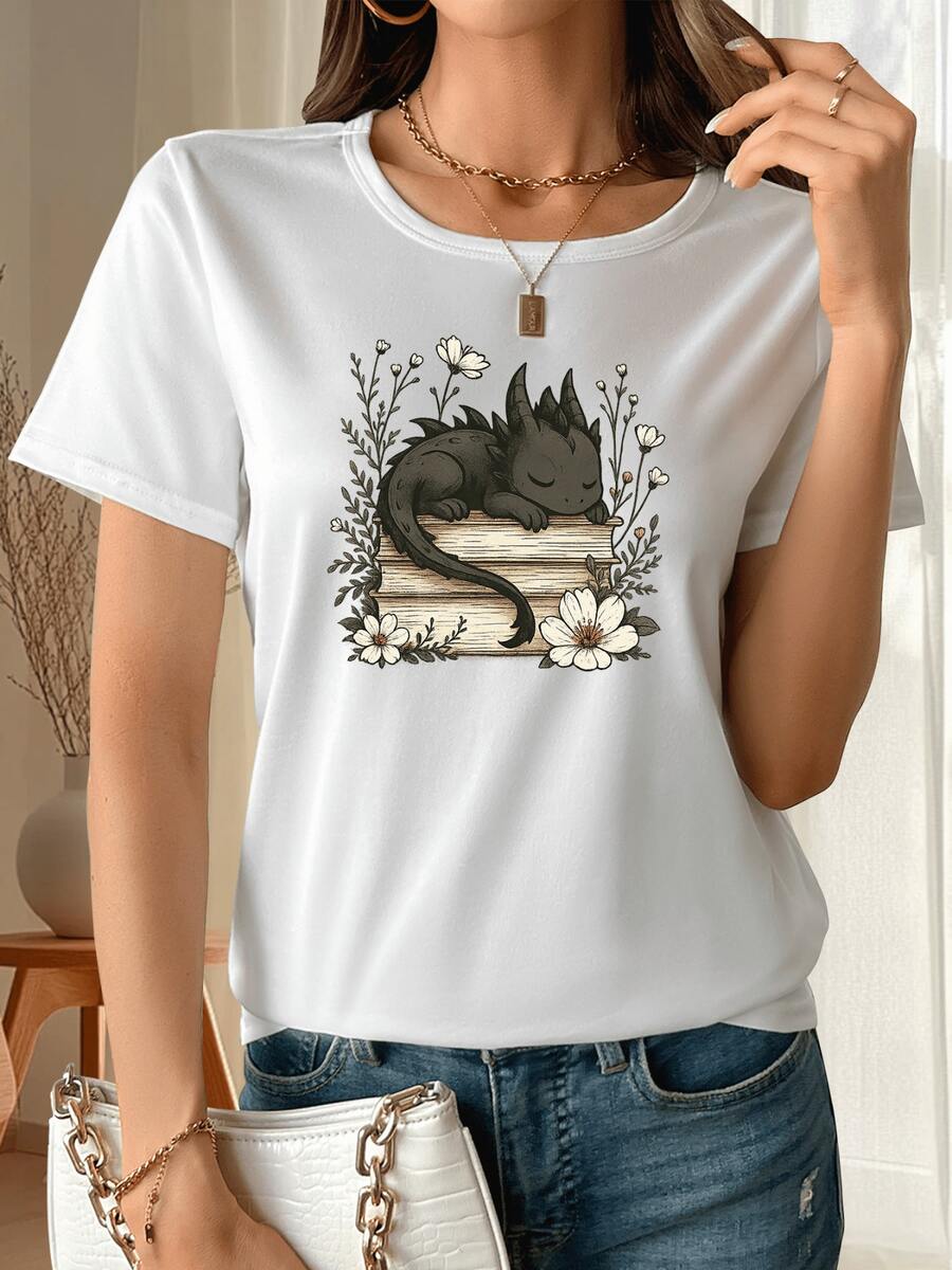 A Small Dragon Sleeping On A Book Surrounded By White Flowers Symbolizes The Peace Of Knowledge And The Power Of Dreams. Comfortable And Fashionable Casual Short-Sleeved Women's T-Shirt - 白色 - 查看 1