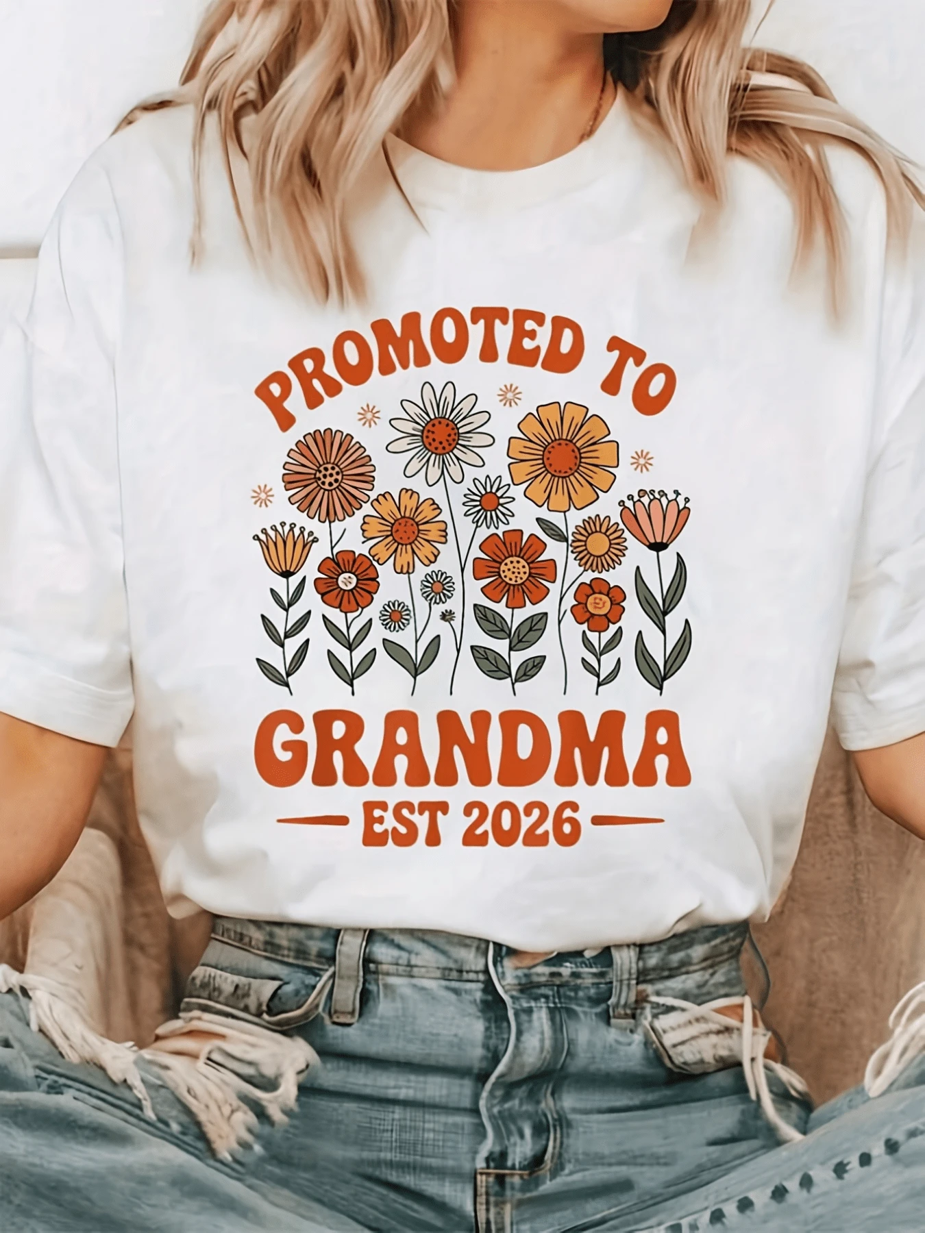Colorful Flowers Blooming, Symbolizing The Growth Of A New Grandmother And The Joy Of A New Beginning In Family And Infinite Love. Casual, Comfortable, And Modern Women's T-Shirt - 白色 - 查看 1