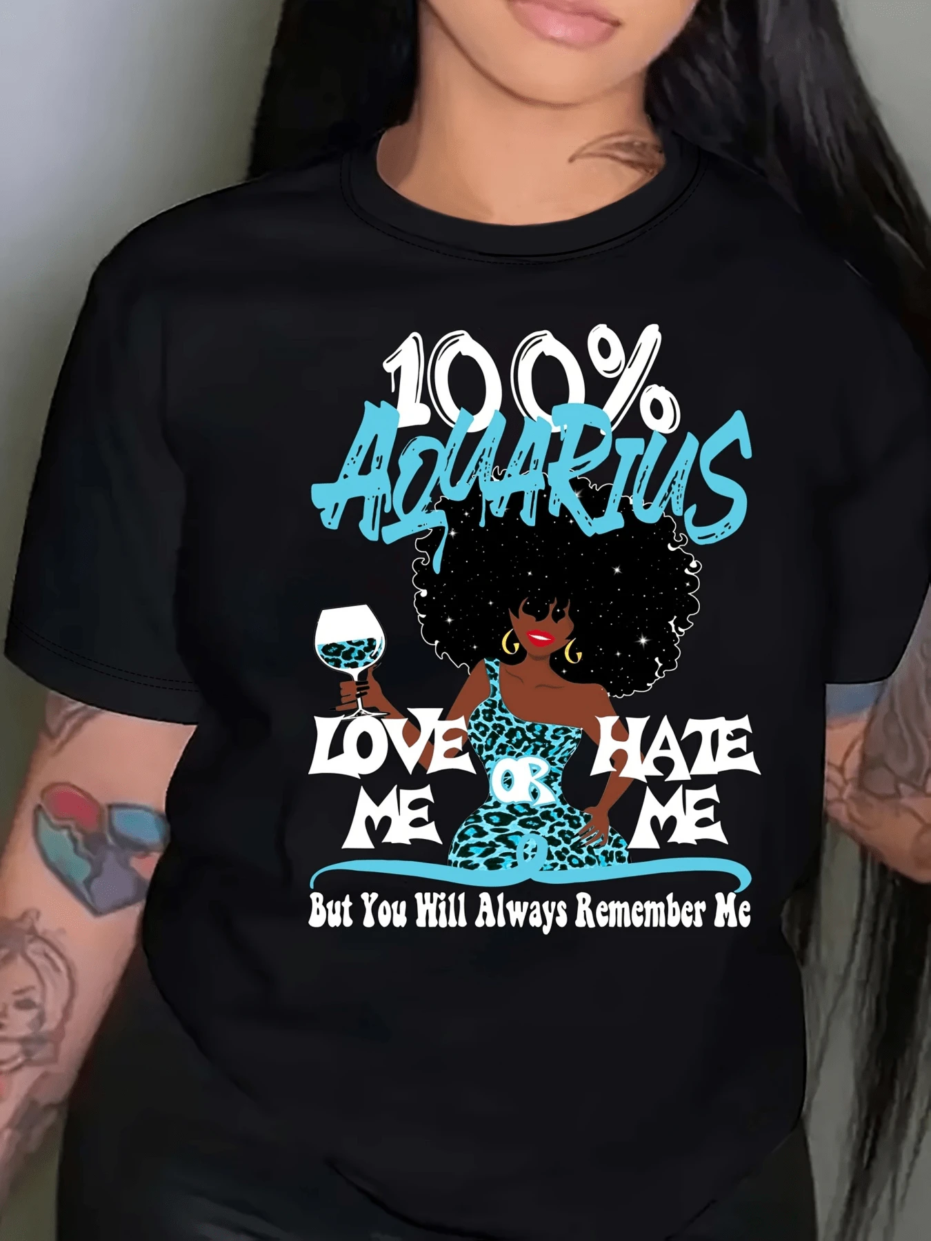 Powerful Woman Depicted With Curly Hair Full Of Stars Holding A Cup And Expressing The Confidence And Energy Of The Aquarius Sign With Inspirational Words That Celebrate Individuality. Modern Women's T-Shirt Ideal For Standing Out With Attitude - 黑色 - 查看 1