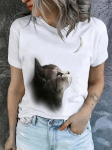 A Cat Gazing At The Moon Symbolizes Curiosity And A Connection To Dreams, Creating A Sense Of Calm And Mystery For Free Spirits. This Modern, Casual, Comfortable Women's T-Shirt Is Ideal For Everyday Wear. - 白色 - 查看 8
