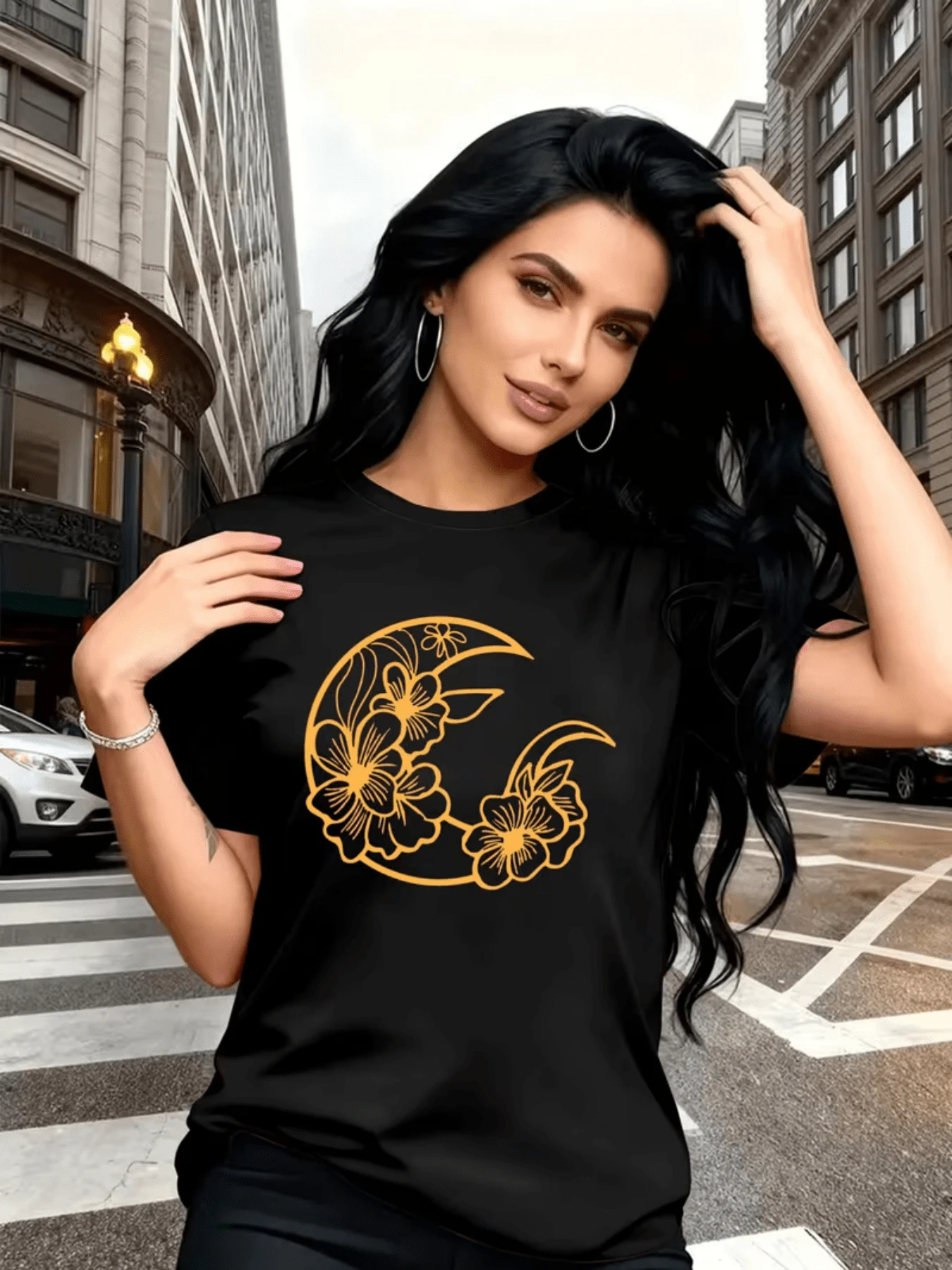 A Golden Crescent Moon Surrounded By Tropical Flowers Symbolizes Harmony, Positive Energy, And Renewal For The Wearer. This Modern And Comfortable Casual Women's T-Shirt Is Perfect For Everyday Wear. - 黑色 - 查看 1