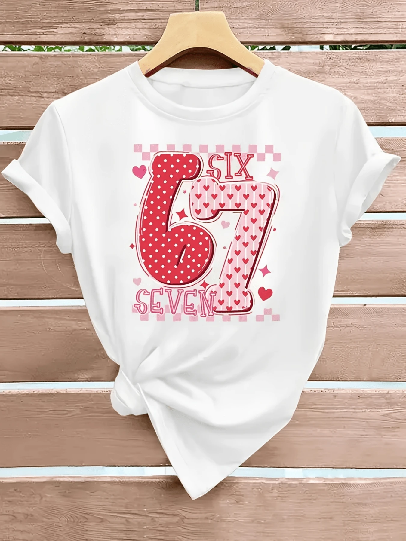 The Large Numbers 6 And 7 Formed By Hearts And Small Squares Symbolize Good Luck, Love, And Youthful Energy. This Modern, Comfortable, Casual Women's T-Shirt Features Vibrant Pink Tones And Is Perfect For Everyday Wear. - 白色 - 查看 1