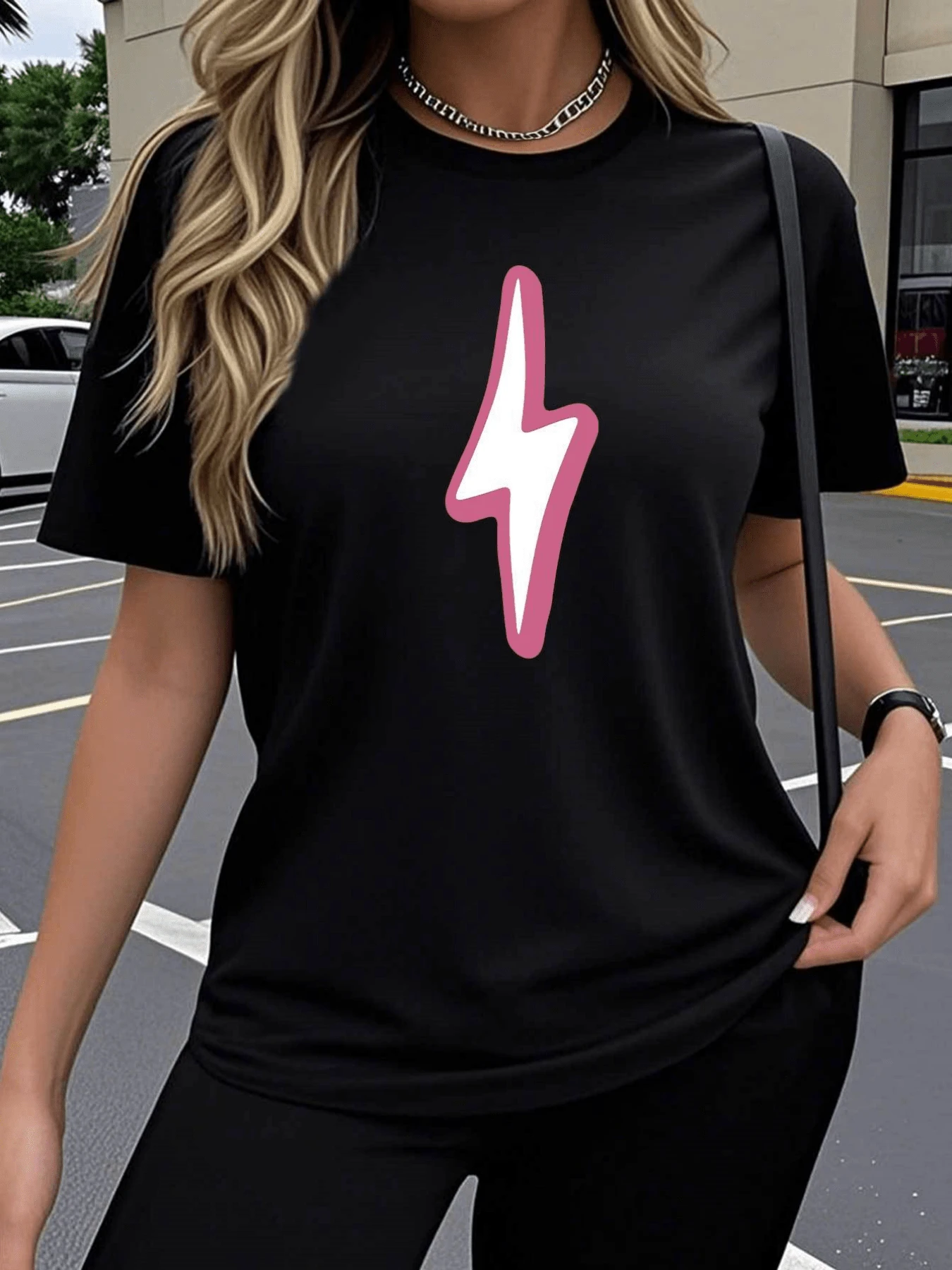 A Pink Lightning Bolt Symbolizing Feminine Energy And Inner Strength Highlights The Confidence And Radiance Of The Wearer With A Modern And Bold Touch. This Comfortable, Casual Women's T-Shirt Is Perfect For Everyday Wear. - 黑色 - 查看 1