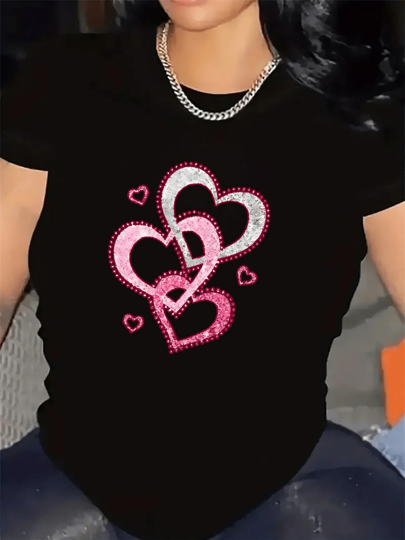 Intertwined Hearts In Pink And Silver Tones Symbolize Lasting Love, Union, And Romantic Energy. A Modern, Casual, Comfortable Women's T-Shirt For Everyday Wear. - 黑色 - 查看 1