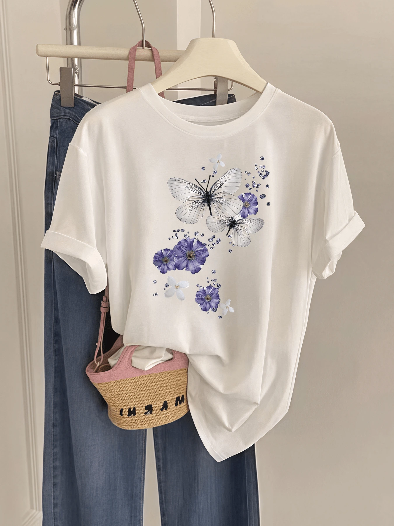 Mariposas transparentes rodeadas de flores violetas simbolizan libertad esperanza y la belleza del renacer camiseta de mujer con estampado artístico romántico para uso diario elegante y moderno - Blanco - Ver 1