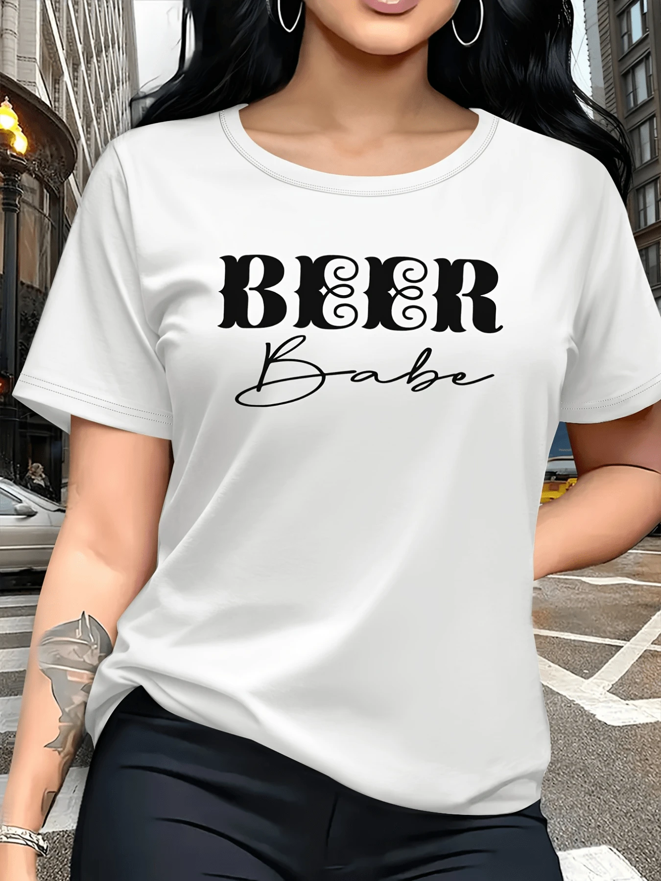 Texto grande que celebra la actitud divertida y segura de una mujer que disfruta los momentos relajados con una bebida fría transmitiendo energía positiva y un toque de humor camiseta de mujer casual urbana cómoda para verano - Blanco - Ver 1