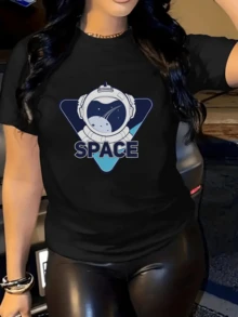 Space Helmet Symbolizing The Exploration Of The Universe And Human Curiosity To Discover New Worlds With A Deep Blue Background And Details Of Luminous Stars. Comfortable Modern Women's T-Shirt For Everyday Wear - 黑色 - 查看 1