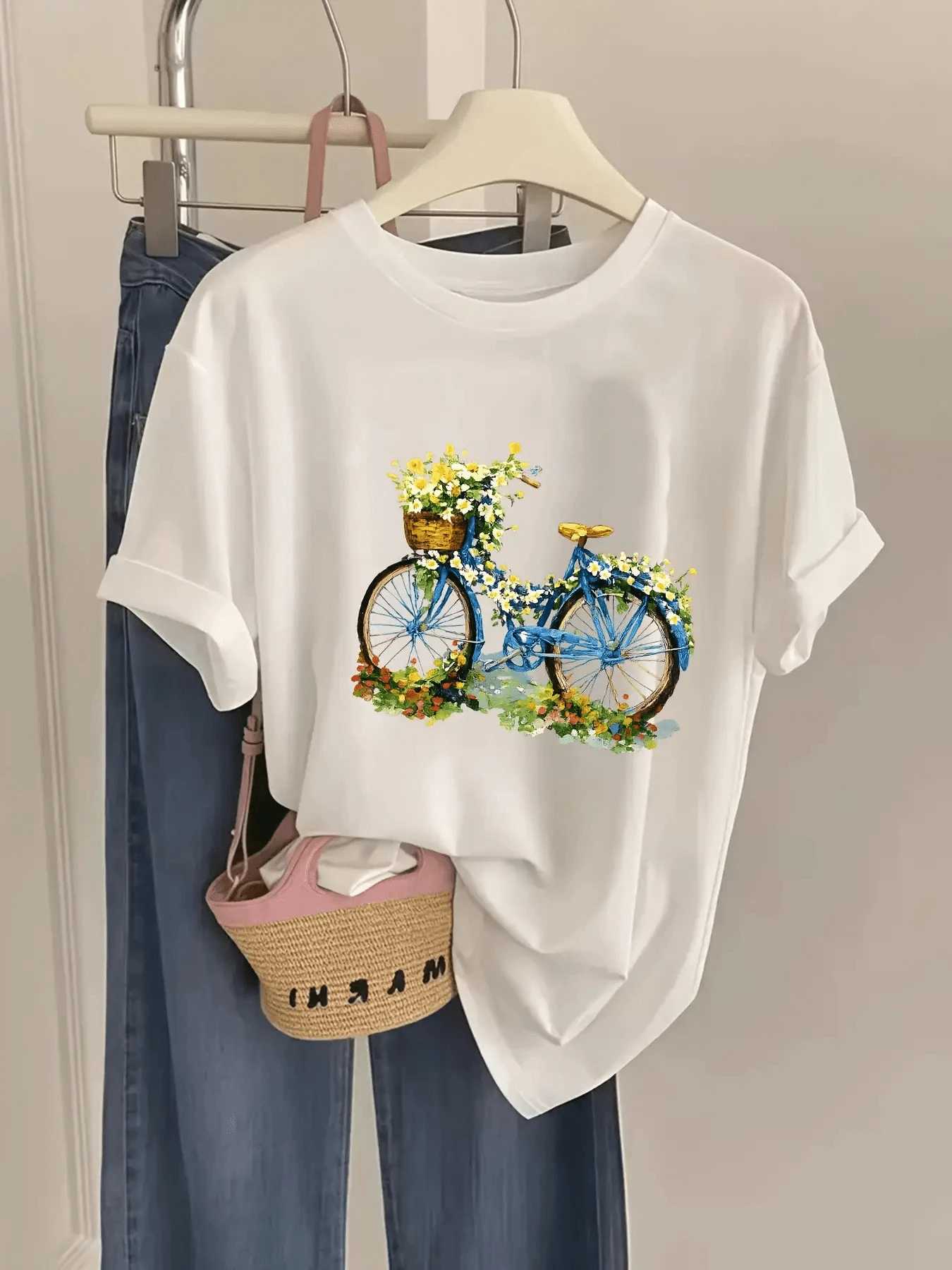 Blue Bicycle With A Basket Full Of Yellow And Green Flowers That Conveys The Freshness Of The Countryside And The Joy Of Sunny Days; Comfortable And Modern Casual Women's T-Shirt For A Relaxed Look - 白色 - 查看 1
