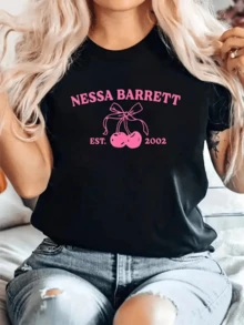 Two Cherries Tied With A Ribbon Represent Sweetness, Youth, And Positive Energy, Evoking A Fun And Fresh Feeling For Any Occasion. Women's Casual Modern T-Shirt With Pink Lettering - 黑色 - 查看 6