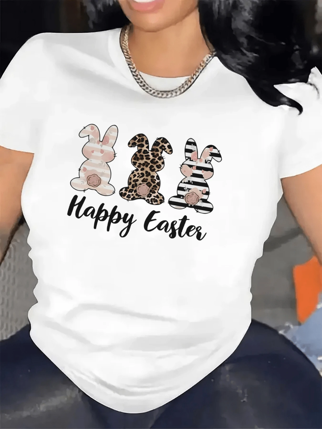Three Rabbits With Unique Patterns Symbolizing The Joy And Renewal Of Easter, Combining Soft Tones And Modern Details To Convey Positive Energy. Elegant Casual Women's T-Shirt For Seasonal Celebration. - 白色 - 查看 1