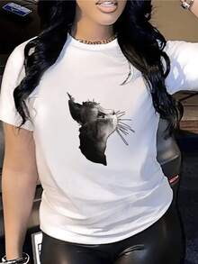 A Cat Gazing At The Moon Reflects Curiosity And A Connection To The Night, Symbolizing The Inner Search For Harmony And Light Under The Mystery Of The Sky. A Comfortable, Casual Women's T-Shirt For Everyday Wear. - 白色 - 查看 1