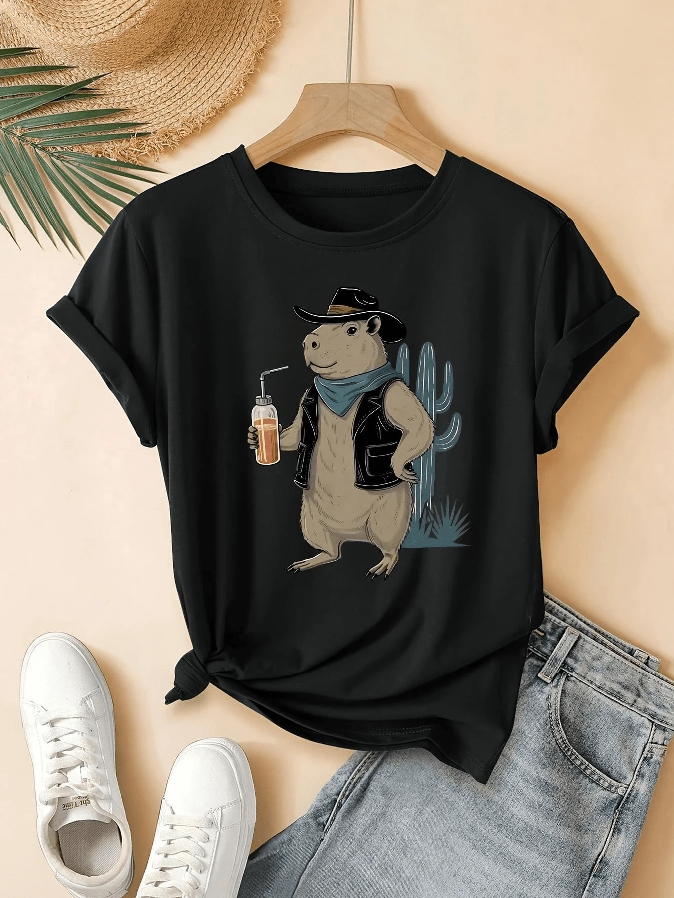 Adventurous Animal Wearing A Hat And Vest In Front Of A Cactus Holding A Drink, Reflecting Freedom, Humor, And The Spirit Of The West. Modern Casual Women's T-Shirt For Everyday Wear, Comfortable And Attractive For Summer. - 黑色 - 查看 1