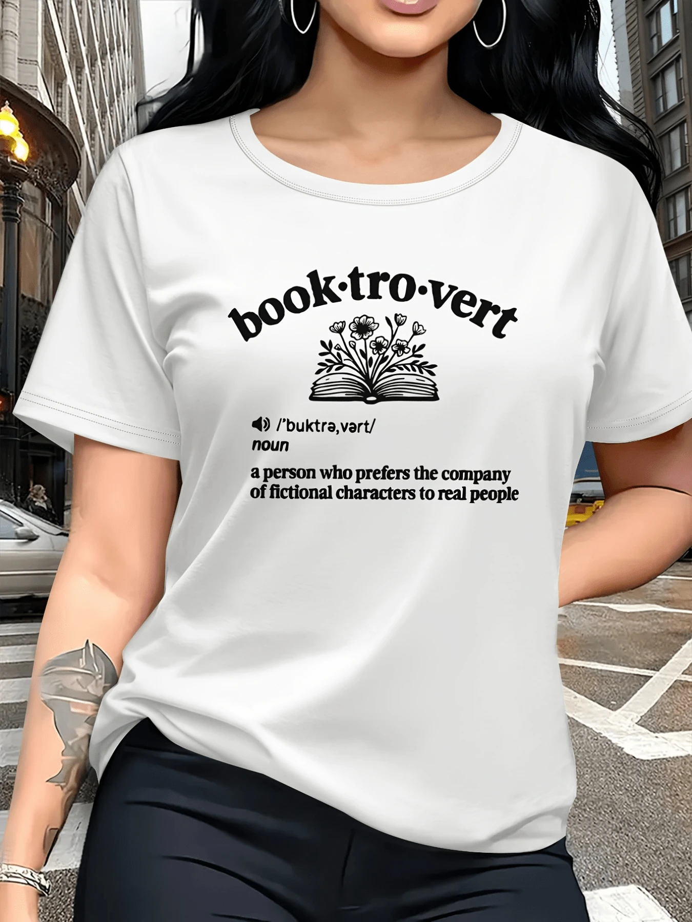 Un libro abierto del que brotan flores simbolizando la imaginación y el amor por la lectura que inspira calma y creatividad camiseta de mujer casual moderna cómoda y perfecta para amantes de los libros - Blanco - Ver 1