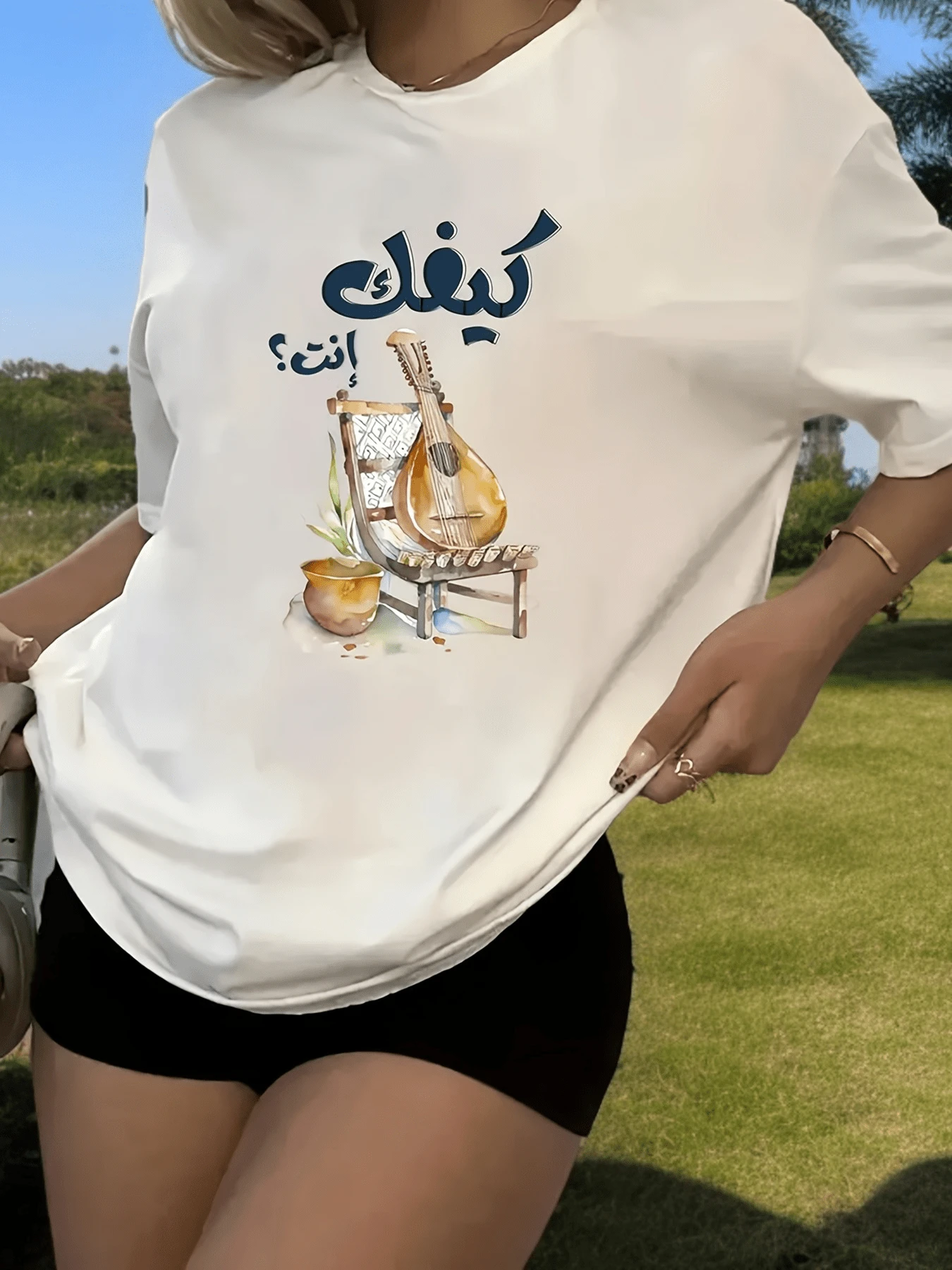 A Wooden Chair Accompanied By A Traditional Lute And A Plant Symbolizes The Serenity Of Home And The Connection With Music And Nature. Comfortable Casual Women's T-Shirt For Everyday Wear - 白色 - 查看 1