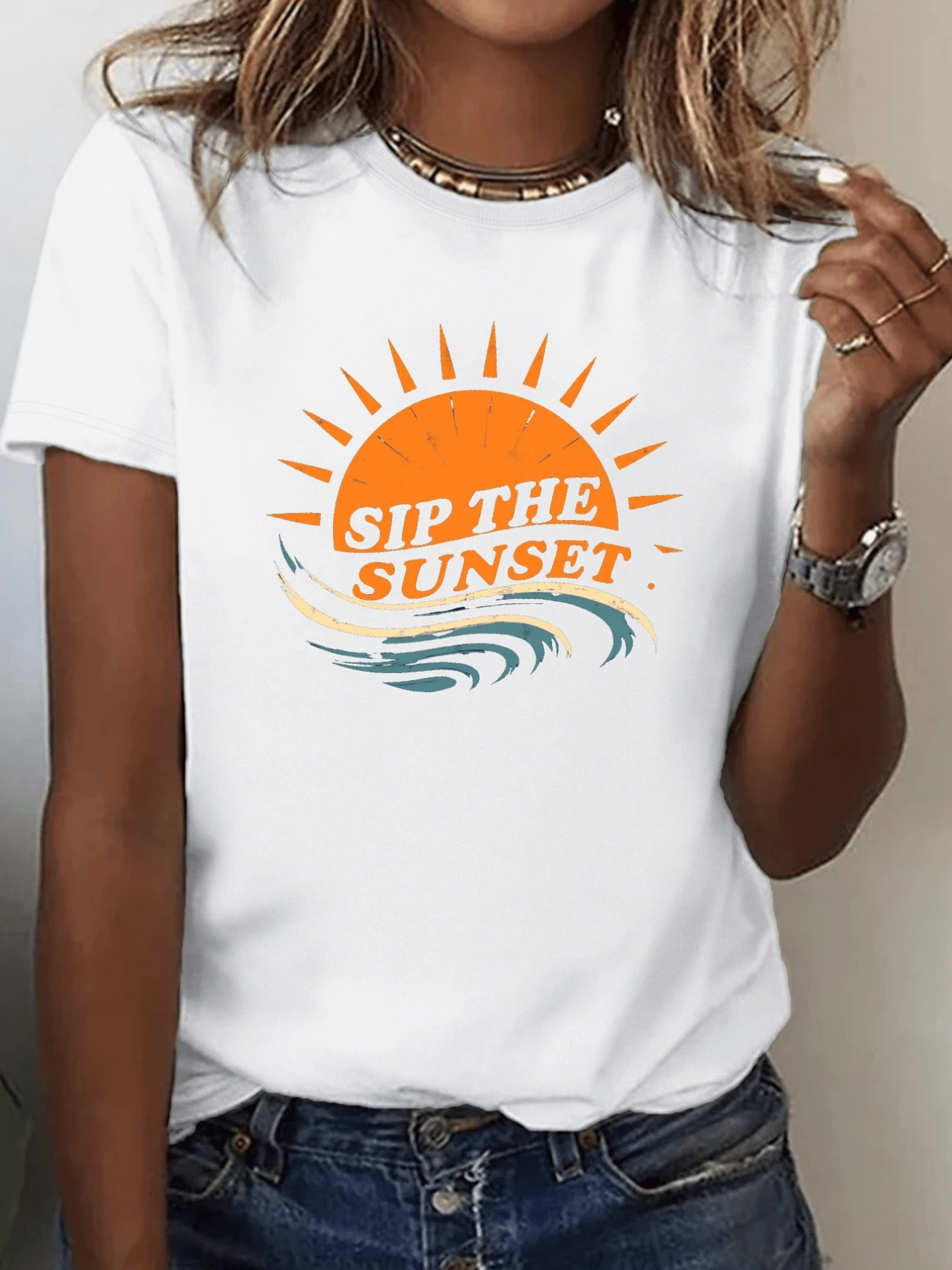 Bright Sun On The Horizon With Gentle Waves Reflecting The Calm Of The Sea, Evoking Freedom And Positive Energy To Enjoy Every Sunset. Women's Casual, Modern, Comfortable T-Shirt For Everyday Wear. - 白色 - 查看 1