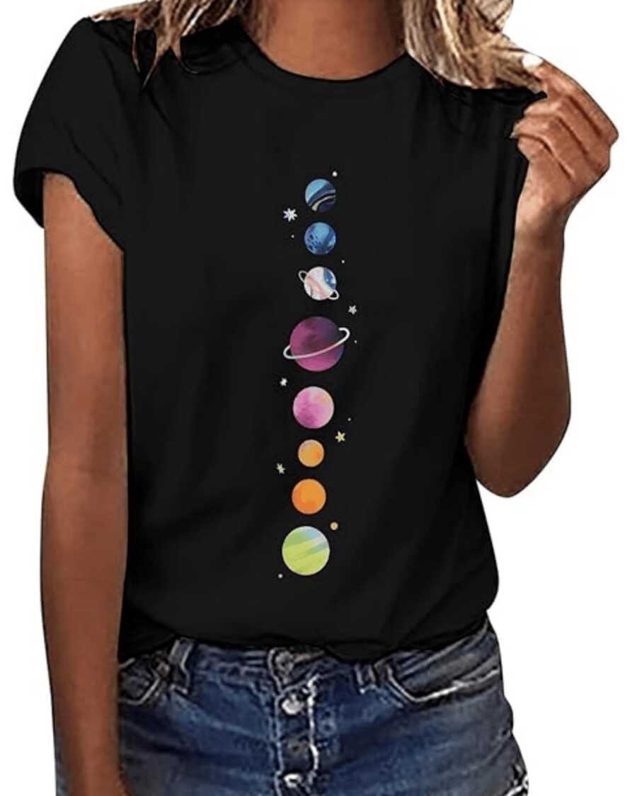 Aligned Colorful Planets Representing The Harmony Of The Universe And The Energetic Connection Of The Cosmos; Comfortable, Modern Women's Casual T-Shirts For Everyday Wear - 黑色 - 查看 1