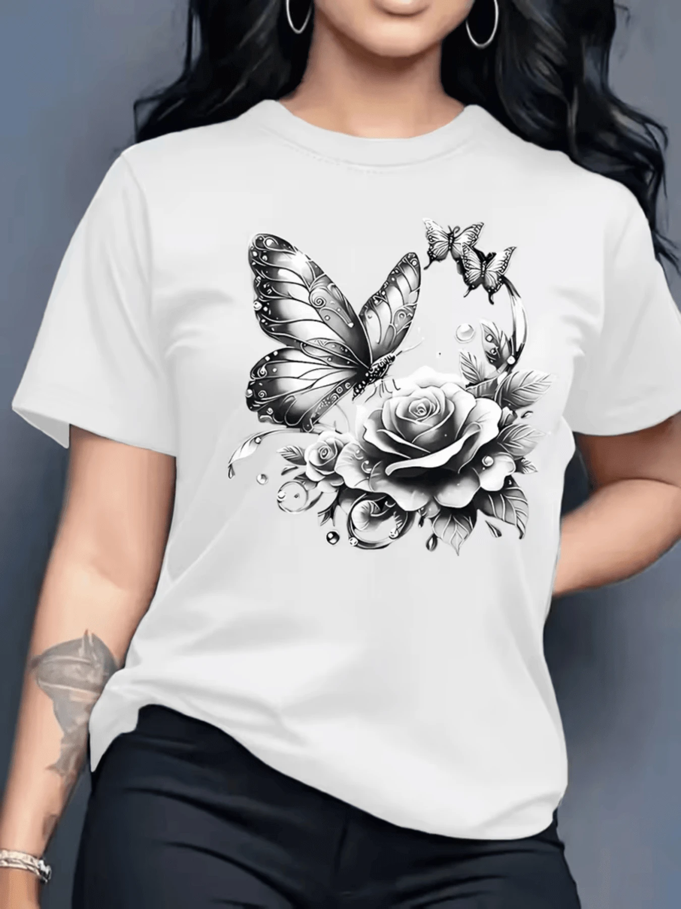 Silver Butterflies Fluttering Over A Rose In Perfect Harmony Symbolize Freedom And Inner Beauty With Touches Of Elegance And Serenity. A Modern, Comfortable, Casual Women's T-Shirt For Everyday Wear. - 白色 - 查看 1