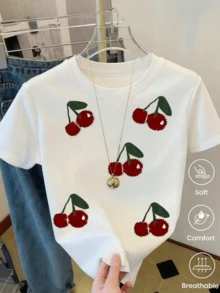 Double Red Cherry Motifs Symbolizing Sweetness, Youth, And Positive Energy With Green Leaves That Bring Freshness And Balance. Comfortable And Breathable Casual Women's T-Shirt For Everyday Wear - 白色 - 查看 1