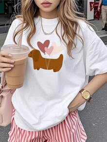 Brown Dachshund Carrying Three Heart-Shaped Balloons In Pink Tones Symbolizing Tenderness And Joy. Comfortable Casual Women's T-Shirt Ideal For Everyday Wear. - 白色 - 查看 1