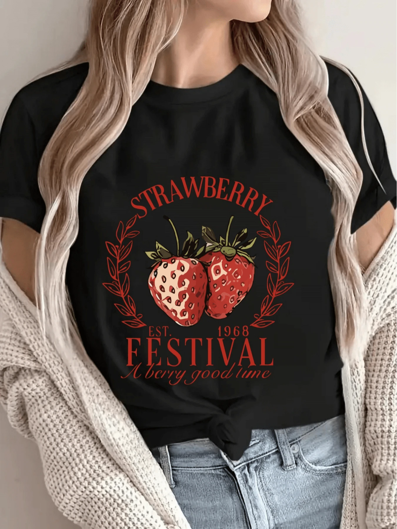 Two Red Strawberries Surrounded By Leaves Symbolize The Sweetness And Joy Of A Festival That Celebrates Happy Moments And The Connection With Nature. A Casual Women's T-Shirt With An Attractive And Modern Print, Ideal For Relaxed Days. - 黑色 - 查看 1