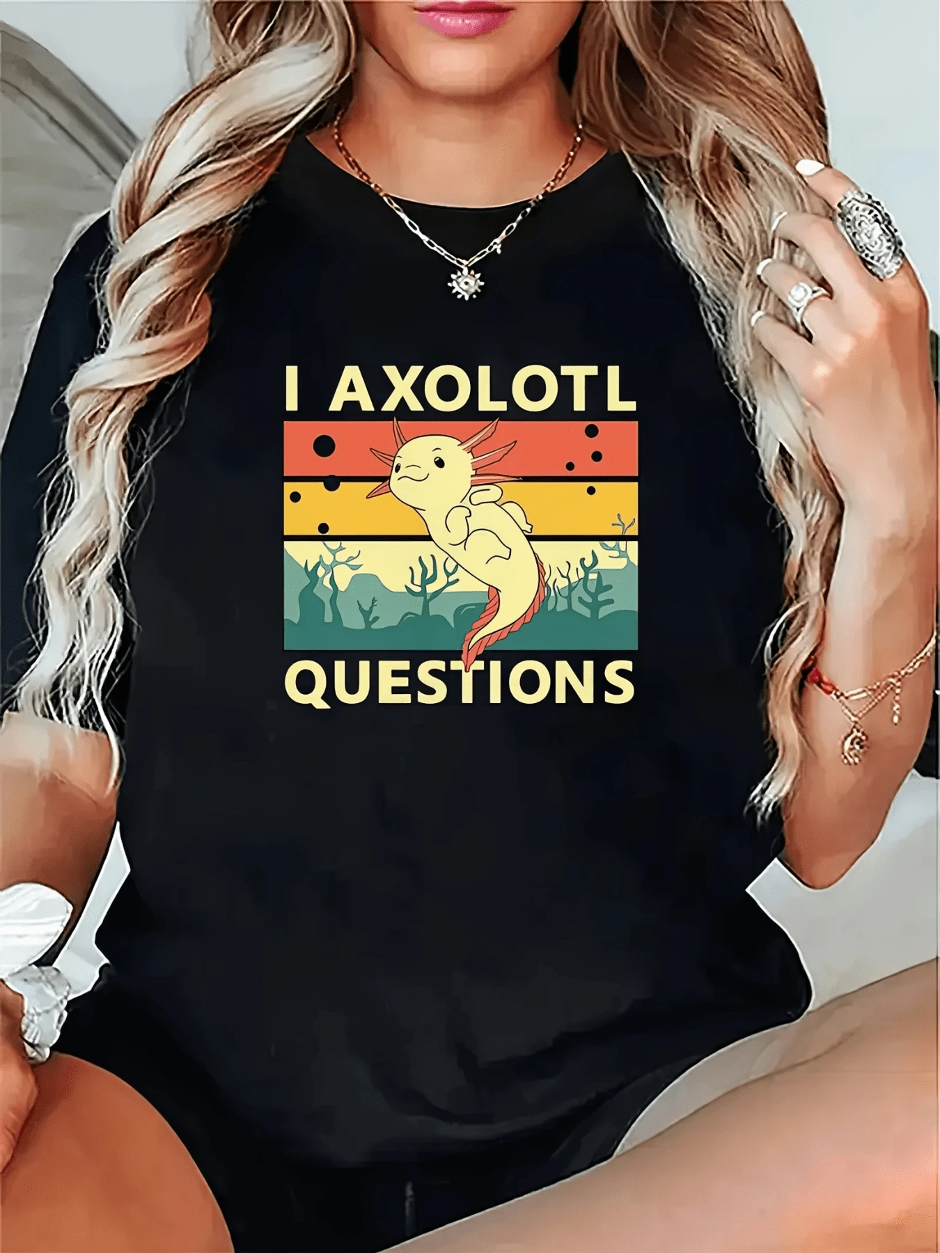 Adorable Axolotl With A Warm-Colored Background That Evokes The Calm Of The Water And The Connection With Mexican Nature. Modern And Comfortable Casual Women's T-Shirt For Everyday Wear. - 黑色 - 查看 1