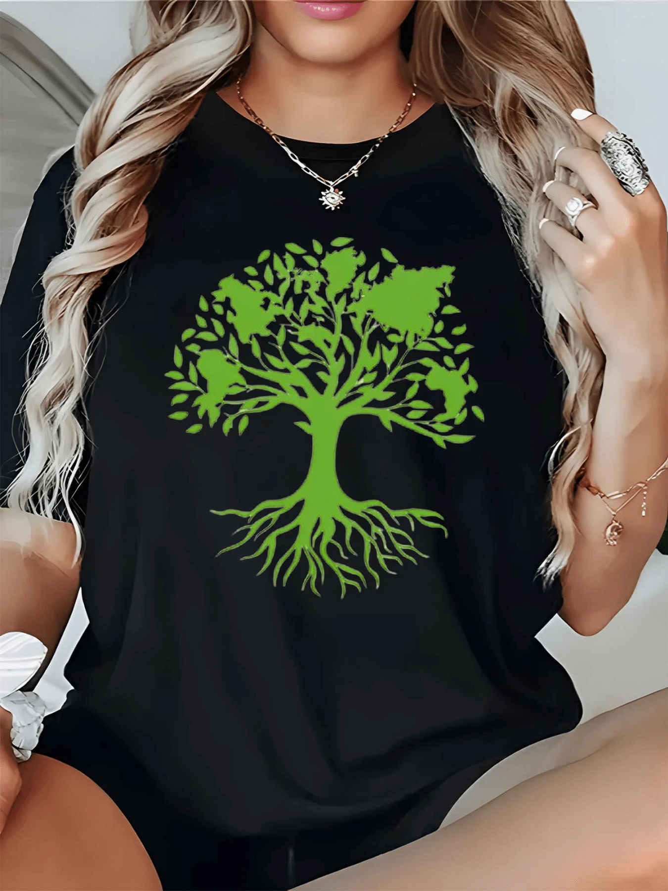 Green Tree With Deep Roots Symbolizing Growth, Strength And Connection With Nature. Comfortable, Modern Women's T-Shirt Perfect For Everyday Wear And Casual Occasions. - 黑色 - 查看 1