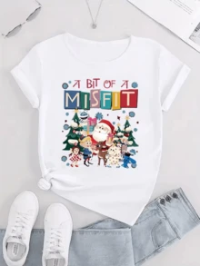 Escena navideña llena de alegría con personajes felices junto a árboles decorados regalos coloridos y un ambiente festivo que transmite unión y diversión camiseta de mujer casual moderna y divertida ideal para celebraciones - Blanco - Ver 1
