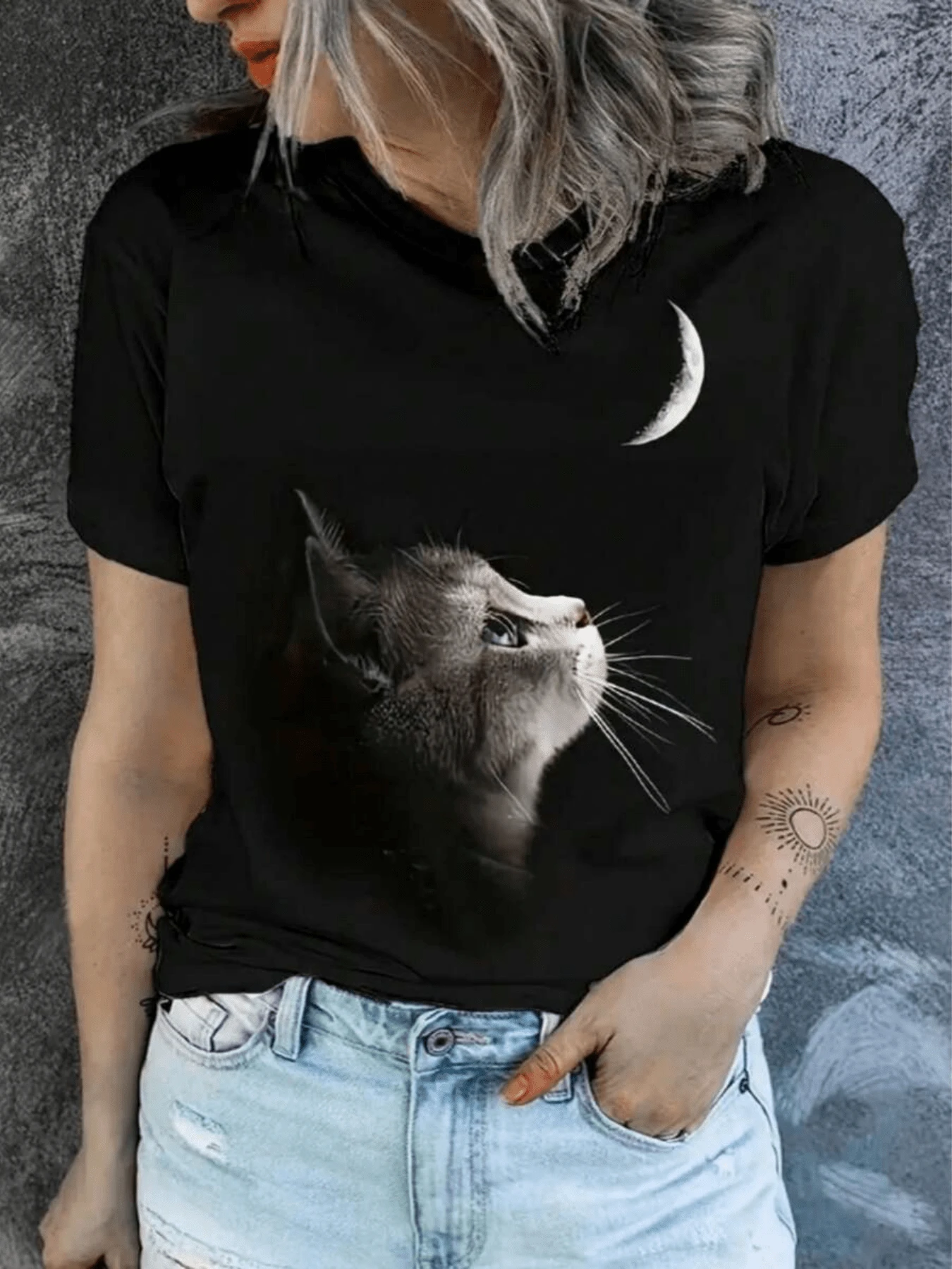 A Cat Gazing At The Moon Symbolizes Curiosity And A Connection To Dreams, Creating A Sense Of Calm And Mystery For Free Spirits. This Modern, Casual, Comfortable Women's T-Shirt Is Ideal For Everyday Wear. - 黑色 - 查看 1