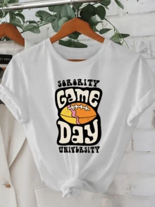 Balón de fútbol americano color naranja y rosa que simboliza espíritu universitario y unión entre amigas en días de juego camiseta de mujer casual moderna cómoda para eventos deportivos - Blanco - Ver 6
