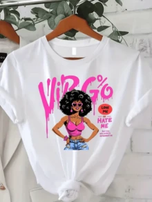 Mujer con gran confianza y energía mostrando actitud fuerte con cabello rizado voluminoso fondo rosado vibrante símbolo de independencia y recordatorio de amor propio camiseta de mujer casual moderna - Blanco - Ver 1