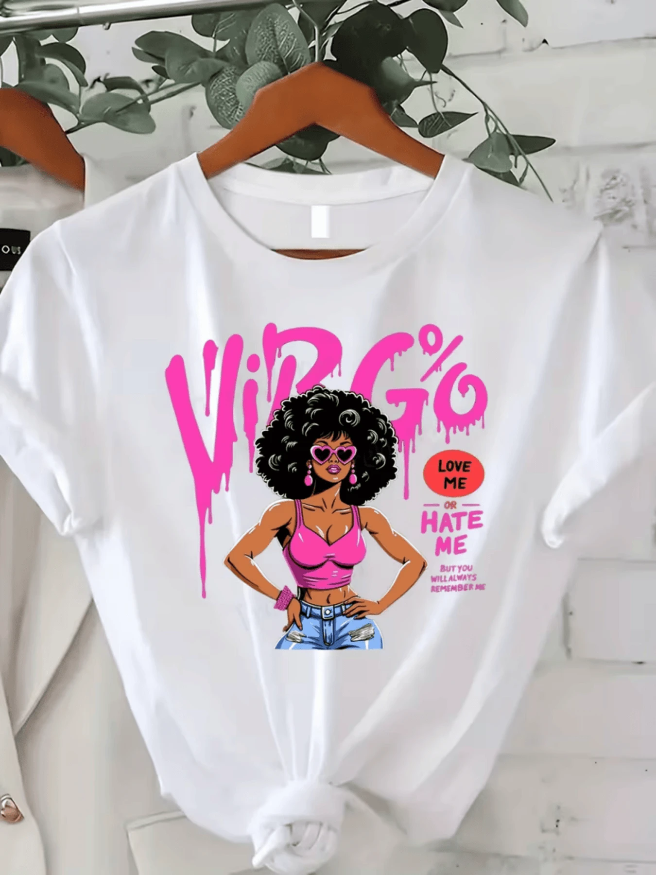 Mujer con gran confianza y energía mostrando actitud fuerte con cabello rizado voluminoso fondo rosado vibrante símbolo de independencia y recordatorio de amor propio camiseta de mujer casual moderna - Blanco - Ver 1