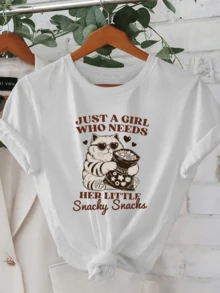Adorable Cat With Glasses Holding A Bag Of Sweets, Representing Cuteness, Fun, And Love For Life's Little Pleasures. Comfortable, Casual Women's T-Shirt, Perfect For Everyday Wear. - 白色 - 查看 1