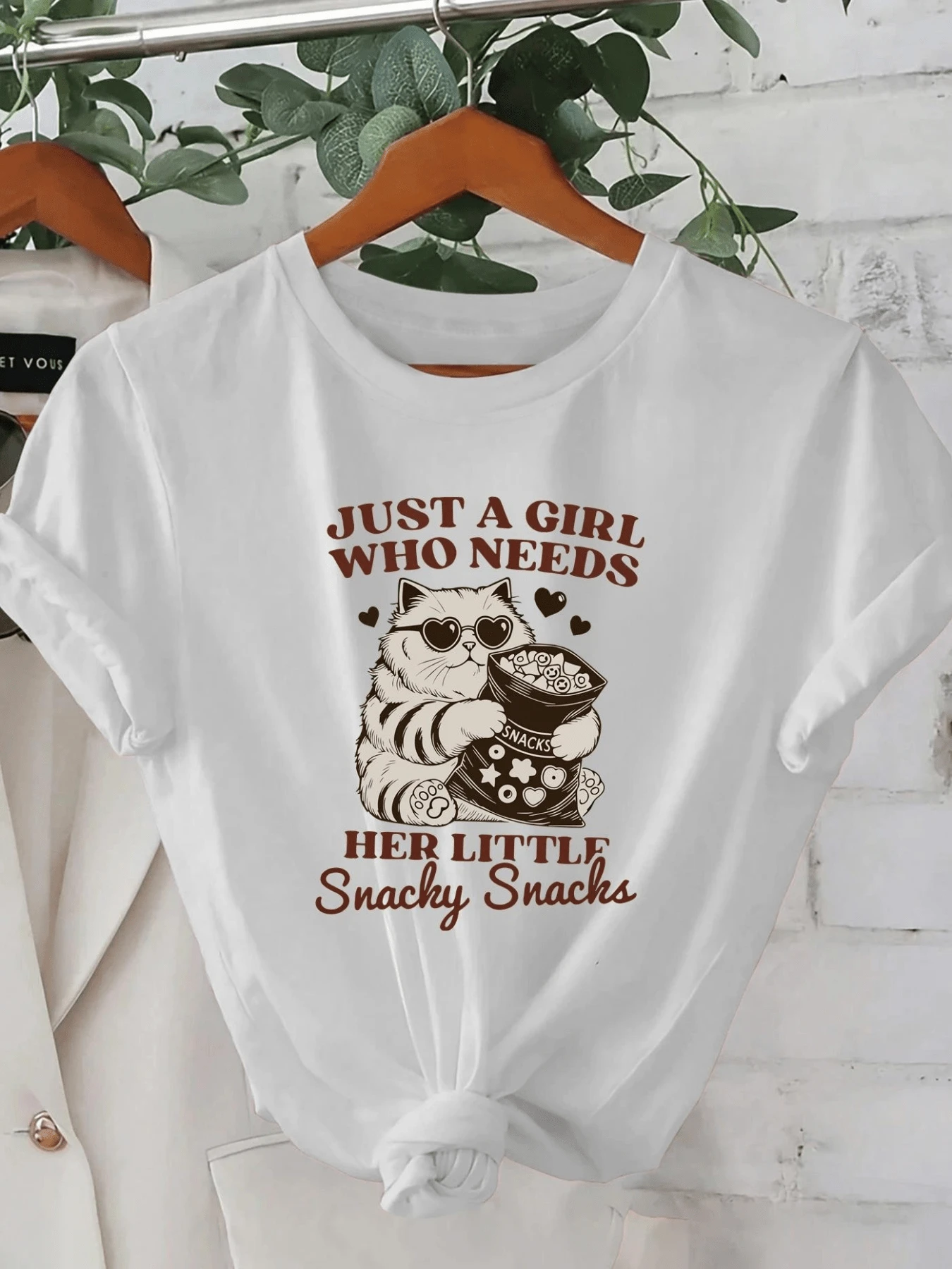 Adorable Cat With Glasses Holding A Bag Of Sweets, Representing Cuteness, Fun, And Love For Life's Little Pleasures. Comfortable, Casual Women's T-Shirt, Perfect For Everyday Wear. - 白色 - 查看 1