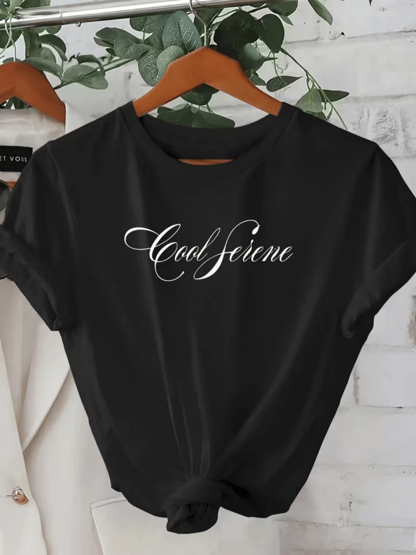 An Inspirational Phrase That Expresses A Calm And Fresh Attitude, Conveying Serenity And Confidence With Elegant And Modern Typography. Comfortable Casual Women's T-Shirt For Everyday Wear. - 黑色 - 查看 1