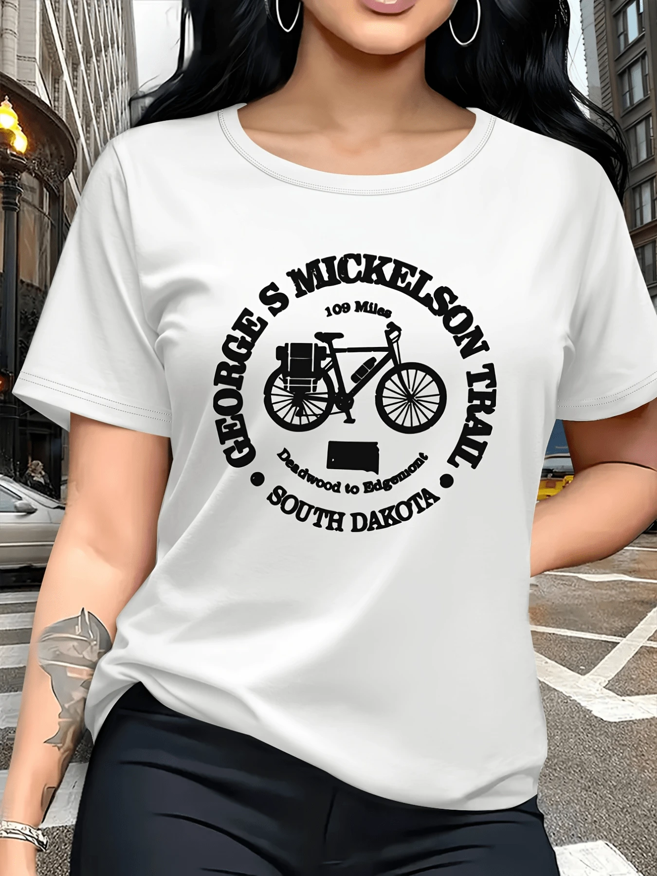 Bicicleta de aventura con mochila simboliza libertad y conexión con la naturaleza inspirando rutas largas y espíritu explorador camiseta de mujer casual urbana cómoda ideal para uso diario - Blanco - Ver 1