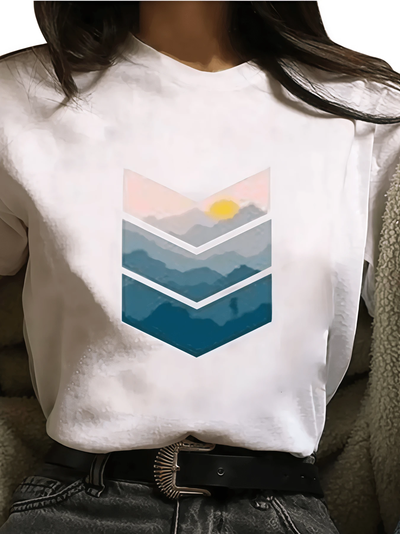 Mountain Landscape With Blue And Pink Tones Representing Calm, Hope, And Connection With Nature Under A Radiant Sunrise. Women's Casual, Modern, Comfortable T-Shirt For Everyday Wear. - 白色 - 查看 1