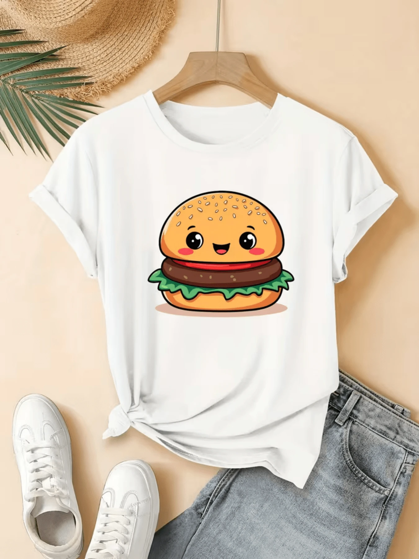 Smiling Hamburger With Cute Eyes Conveys Joy And Fun, Ideal For Those Who Love Food And Casual Style. Modern And Comfortable Women's T-Shirt For Everyday Wear. - 白色 - 查看 1